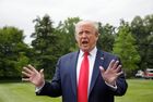 Президент США Дональд Трамп беседует со СМИ на южной лужайке Белого дома в Вашингтоне перед своим отлетом в Детройт 21 мая 2020 года. Трамп собирается принять участие в прослушивании сессии с афроамериканскими лидерами и посетить завод Ford Rawsonville Components в Ипсиланти, штат Мичиган. Место: США, Вашингтон. Автор: Стрингер/РИА Новости. Пресс-подход Д. Трампа перед отлетом в Детройт