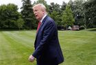 Президент США Дональд Трамп беседует со СМИ на южной лужайке Белого дома в Вашингтоне перед своим отлетом в Детройт 21 мая 2020 года. Трамп собирается принять участие в прослушивании сессии с афроамериканскими лидерами и посетить завод Ford Rawsonville Components в Ипсиланти, штат Мичиган. Место: США, Вашингтон. Автор: Стрингер/РИА Новости. Пресс-подход Д. Трампа перед отлетом в Детройт