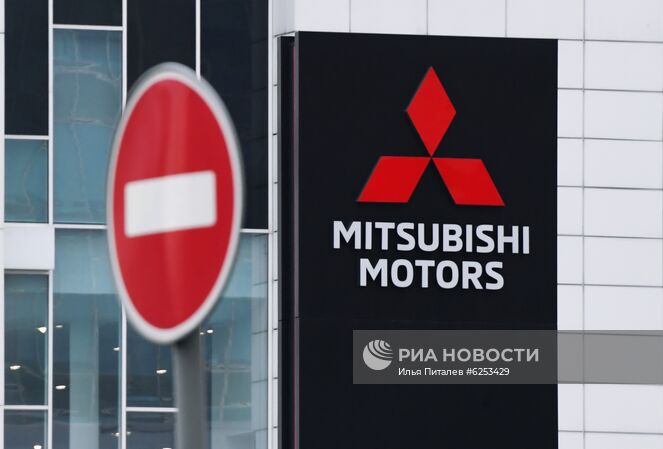 Логотип компании Mitsubishi Motors на фасаде автосалона в Москве. Автомобильные салоны возобновили работу после карантина в Москве с 1-го июня. Место: Россия, Москва. Автор: Илья Питалев/РИА Новости. Открытие автомобильных салонов после карантина в Москве