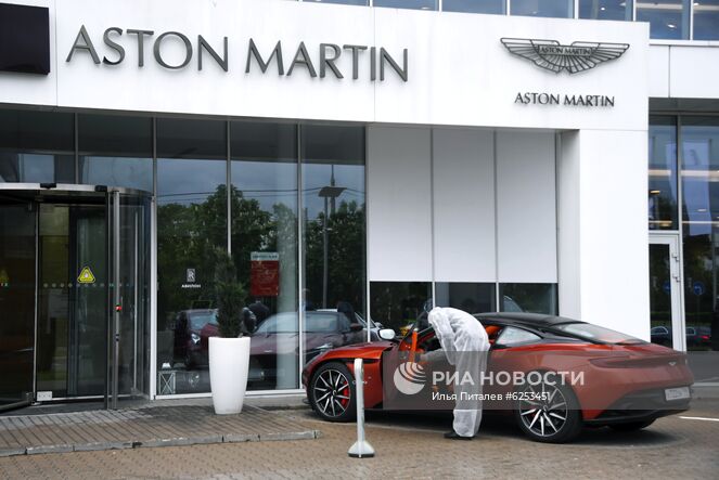Автомобильный салон Aston Martin в Москве. Автомобильные салоны возобновили работу после карантина в Москве с 1-го июня. Место: Россия, Москва. Автор: Илья Питалев/РИА Новости. Открытие автомобильных салонов после карантина в Москве