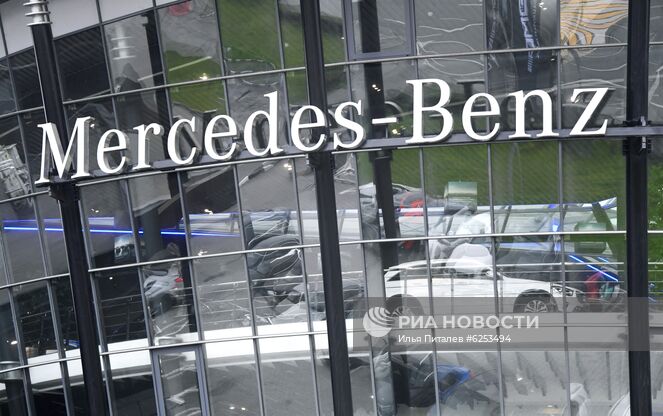 Логотип компании Mercedes-Benz на фасаде автосалона в Москве. Автомобильные салоны возобновили работу после карантина в Москве с 1-го июня. Место: Россия, Москва. Автор: Илья Питалев/РИА Новости. Открытие автомобильных салонов после карантина в Москве