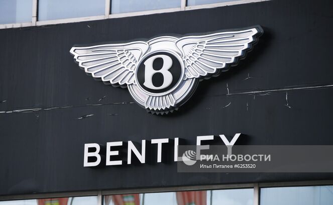 Логотип компании Bentley на фасаде автосалона в Москве. Автомобильные салоны возобновили работу после карантина в Москве с 1-го июня. Место: Россия, Москва. Автор: Илья Питалев/РИА Новости. Открытие автомобильных салонов после карантина в Москве