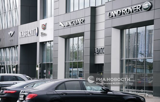 Автомобильный салон "Авилон" в Москве. Автомобильные салоны возобновили работу после карантина в Москве с 1-го июня. Место: Россия, Москва. Автор: Илья Питалев/РИА Новости. Открытие автомобильных салонов после карантина в Москве