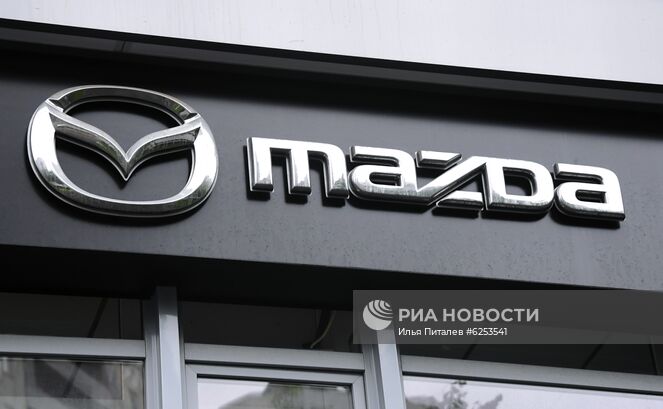 Логотип компании Mazda на фасаде автосалона в Москве. Автомобильные салоны возобновили работу после карантина в Москве с 1-го июня. Место: Россия, Москва. Автор: Илья Питалев/РИА Новости. Открытие автомобильных салонов после карантина в Москве