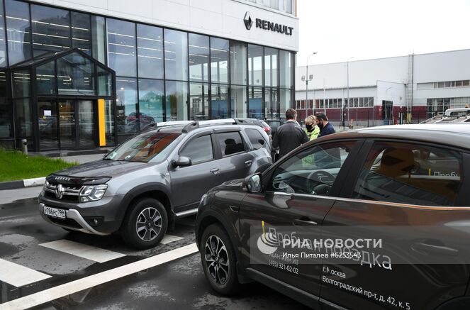 Автомобильный салон Renault в Москве. Автомобильные салоны возобновили работу после карантина в Москве с 1-го июня. Место: Россия, Москва. Автор: Илья Питалев/РИА Новости. Открытие автомобильных салонов после карантина в Москве