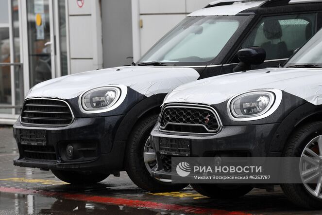 Машины у автосалона "АвтоСпецЦентр" в Москве. Автомобильные салоны возобновили работу после карантина в Москве с 1-го июня. Место: Россия, Москва. Автор: Михаил Воскресенский/РИА Новости. Открытие автомобильных салонов после карантина в Москве