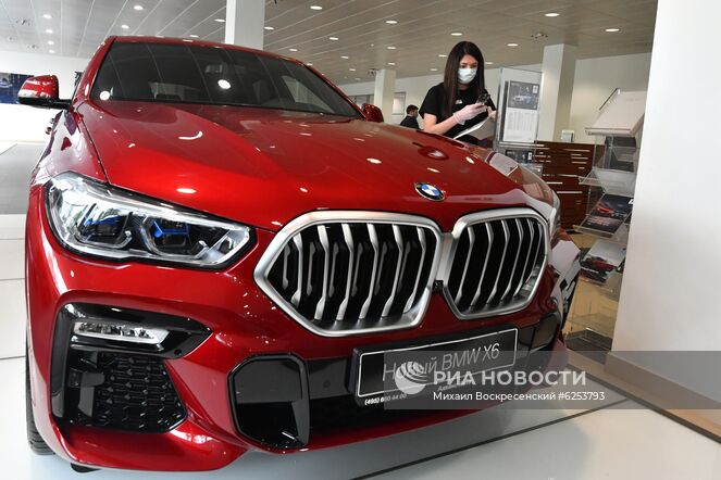 Автомобиль BMW в автосалоне "АвтоСпецЦентр" в Москве. Автомобильные салоны возобновили работу после карантина в Москве с 1-го июня. Место: Россия, Москва. Автор: Михаил Воскресенский/РИА Новости. Открытие автомобильных салонов после карантина в Москве
