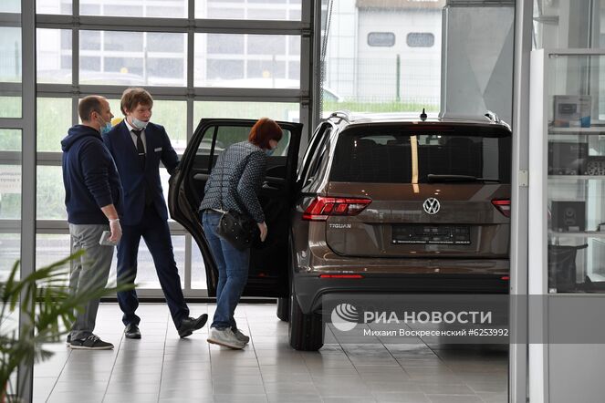 Посетители автосалона "АвтоСпецЦентр" в Москве осматривают автомобиль. Автомобильные салоны возобновили работу после карантина в Москве с 1-го июня. Место: Россия, Москва. Автор: Михаил Воскресенский/РИА Новости. Открытие автомобильных салонов после карантина в Москве