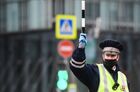 Сотрудник ДПС на месте аварии на Садовом кольце в Москве. Место: Россия, Москва. Автор: Владимир Астапкович/РИА Новости. В Москве начался второй этап смягчения режима самоизоляции