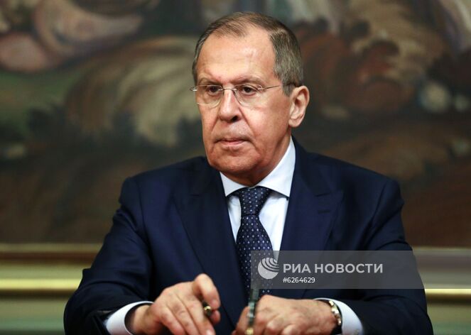 Министр иностранных дел РФ Сергей Лавров во время пресс-подхода по итогам встречи с министром иностранных дел Исламской Республики Иран Мухаммадом Джавад Зарифом в Москве. Место: Россия, Москва. Встреча глав МИД РФ и Ирана С. Лаврова и Д. Зарифа