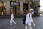 Температура 31 градус на табло на Тверской улице в Москве. Из-за аномально жаркой погоды с температурой до 30-32 градусов в Москве и Подмосковье в ближайшие сутки, в столичном регионе объявлен предпоследний "оранжевый" уровень погодной опасности. Место: Россия, Москва. Автор: Алексей Майшев. Жара в Москве