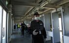 Сотрудники службы безопасности в защитных масках и перчатках при входе на стадион "Самара-Арена", где состоится матч 23-го тура чемпионата России по футболу среди клубов Премьер-лиги между командами ФК "Крылья Советов" (Самара) и ФК "Ахмат" (Грозный) со зрителями. Этим матчем возобновляется чемпионат России по футболу, который был приостановлен в середине марта из-за пандемии коронавируса.
Место: Россия, Самара. Автор: Анна Шаймарданова/РИА Новости. Футбол. РПЛ. Матч "Крылья Советов" - "Ахмат"