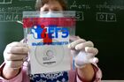 Учительница держит конверт с диском, в котором содержатся задания для ЕГЭ, перед началом экзамена по информатике в многопрофильной гимназии №12 в Чите. Место: Россия, Забайкальский край, Чита. Автор: Евгений Епанчинцев/РИА Новости. Сдача первых ЕГЭ в регионах России