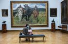 Посетители у картины В. М. Васнецова "Богатыри" (1881-1898 гг.) в одном из залов Государственной Третьяковской галереи (ГТГ). С 3 июля Третьяковская галерея возобновила свою работу после снятия ограничений, введённых в связи с распространением коронавируса COVID-19. Посещение Третьяковской галереи проходит по сеансам. Сеанс - это 30-минутный интервал, когда можно зайти в музей, рекомендуемое время осмотра - 2 часа. Посетители должны при входе пройти процедуру измерения температуры, а в залах использовать индивидуальные средства защиты и соблюдать дистанцию.
Место: Россия, Москва. Автор: Сергей Пятаков/РИА Новости. Открытие Третьяковской галереи