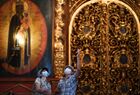 Посетители в Архангельском соборе Московского Кремля. 3 июля Музеи Кремля начали свою работу после окончания периода самоизоляции. Место: Россия, Москва. Автор: Владимир Астапкович/РИА Новости. Музеи Московского Кремля заработали после окончания периода самоизоляции