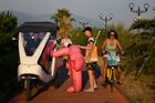 Отдыхающие на пляже Имеретинской низменности в Адлерском районе города Сочи. Место: Россия, Краснодарский край, Сочи. Автор: Артур Лебедев/РИА Новости. Курортный сезон в Сочи
