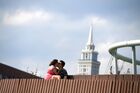 Люди отдыхают в жаркий день в парке на Ходынском поле в Москве. По прогнозам синоптиков, в первой половине недели в Москве ожидается жара, с температурой выше климатической нормы, до +29...+32 градусов. Место: Россия, Москва. Автор: Валерий Мельников/РИА Новости. Жаркая погода в Москве