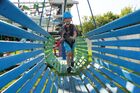 Посетитель веревочного парка "Gammy Park" на Парке Победы в Москве. Место: Россия, Москва. Автор: Мария Девахина/РИА Новости. Летний отдых детей в Москве