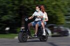 Девушки катаются на скутере на Цветном бульваре в Тюмени. Место: Россия, Тюмень. Автор: Наталья Горшкова/РИА Новости. Лето в Тюмени