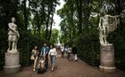 Горожане отдыхают в Летнем саду в Санкт-Петербурге. Место: Россия, Санкт-Петербург. Автор: Владимир Астапкович/РИА Новости. Отдых горожан в Санкт-Петербурге