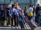 Девочки перед отъездом в летний лагерь "Ваганты" в Санкт-Петербурге. Место: Россия, Санкт-Петербург. Автор: Александр Гальперин. Отъезд детей в летний лагерь "Ваганты"