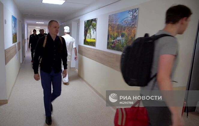 Выписка добровольцев, участвовавших в испытаниях вакцины от COVID-19 в Главном военном клиническом госпитале им. Н. Н. Бурденко. Стоп-кадр с видео, предоставленного Министерством обороны РФ. Изображение является раздаточным материалом, предоставлено третьей стороной. Только редакционное использование. Запрет на архивирование, коммерческое использование, рекламную кампанию. Выписка добровольцев, испытавших вакцину от COVID-19