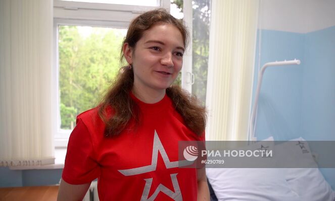 Доброволец Наталья, участвовавшая в испытаниях вакцины от COVID-19 в Главном военном клиническом госпитале им. Н. Н. Бурденко. Стоп-кадр с видео, предоставленного Министерством обороны РФ. Изображение является раздаточным материалом, предоставлено третьей стороной. Только редакционное использование. Запрет на архивирование, коммерческое использование, рекламную кампанию. Выписка добровольцев, испытавших вакцину от COVID-19