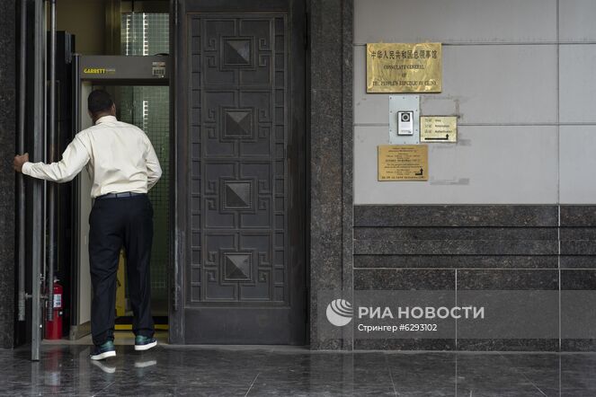 Вход в здание консульства Китая в Хьюстоне. Место: США, Техас, Хьюстон. Автор: Стрингер/РИА Новости. США потребовали закрыть консульство Китая в Хьюстоне