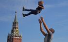 Мужчина с ребенком на Красной площади в Москве. Место: Россия, Москва. Автор: Евгений Биятов/РИА Новости. Отдых горожан в Москве