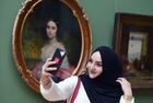 Посетительница выставки "Иван Цветков и его галерея. К 175-летию коллекционера" около картины художника Брюллова К. П. "Портрет М. И. Алексеевой" в Третьяковской галерее. Место: Москва. Автор: Сергей Пятаков. Выставка "Иван Цветков и его галерея. К 175-летию коллекционера"