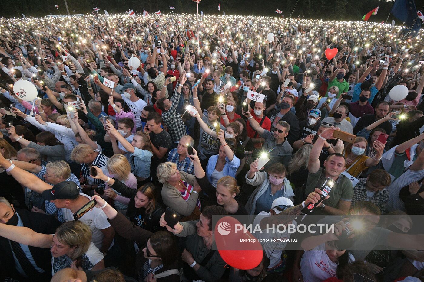Участники митинга-встречи кандидата в президенты Беларуси Светланы Тихановской с избирателями в парке Дружбы народов в Минске. Президентские выборы пройдут в Белоруссии 9 августа. Кандидатами на высший государственный пост зарегистрированы пять человек, включая действующего президента Александра Лукашенко. Он баллотируется на 6 срок. Место: Белоруссия, Минск. Автор: Виктор Толочко/Sputnik/РИА Новости. Встреча с избирателями кандидата в президенты Белоруссии С. Тихановской
