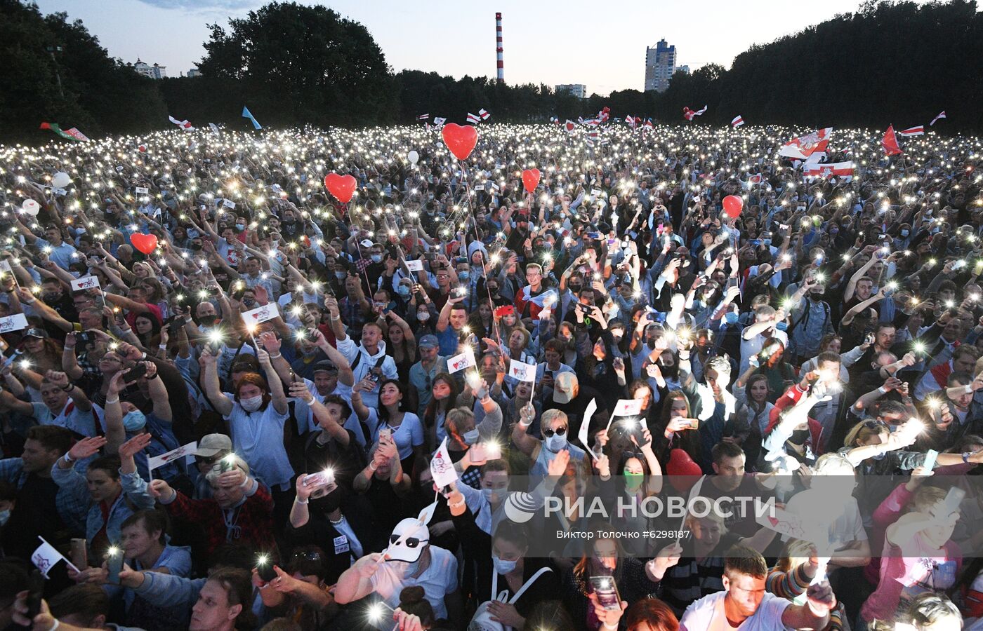 Участники митинга-встречи кандидата в президенты Беларуси Светланы Тихановской с избирателями в парке Дружбы народов в Минске. Президентские выборы пройдут в Белоруссии 9 августа. Кандидатами на высший государственный пост зарегистрированы пять человек, включая действующего президента Александра Лукашенко. Он баллотируется на 6 срок. Место: Белоруссия, Минск. Автор: Виктор Толочко/Sputnik/РИА Новости. Встреча с избирателями кандидата в президенты Белоруссии С. Тихановской