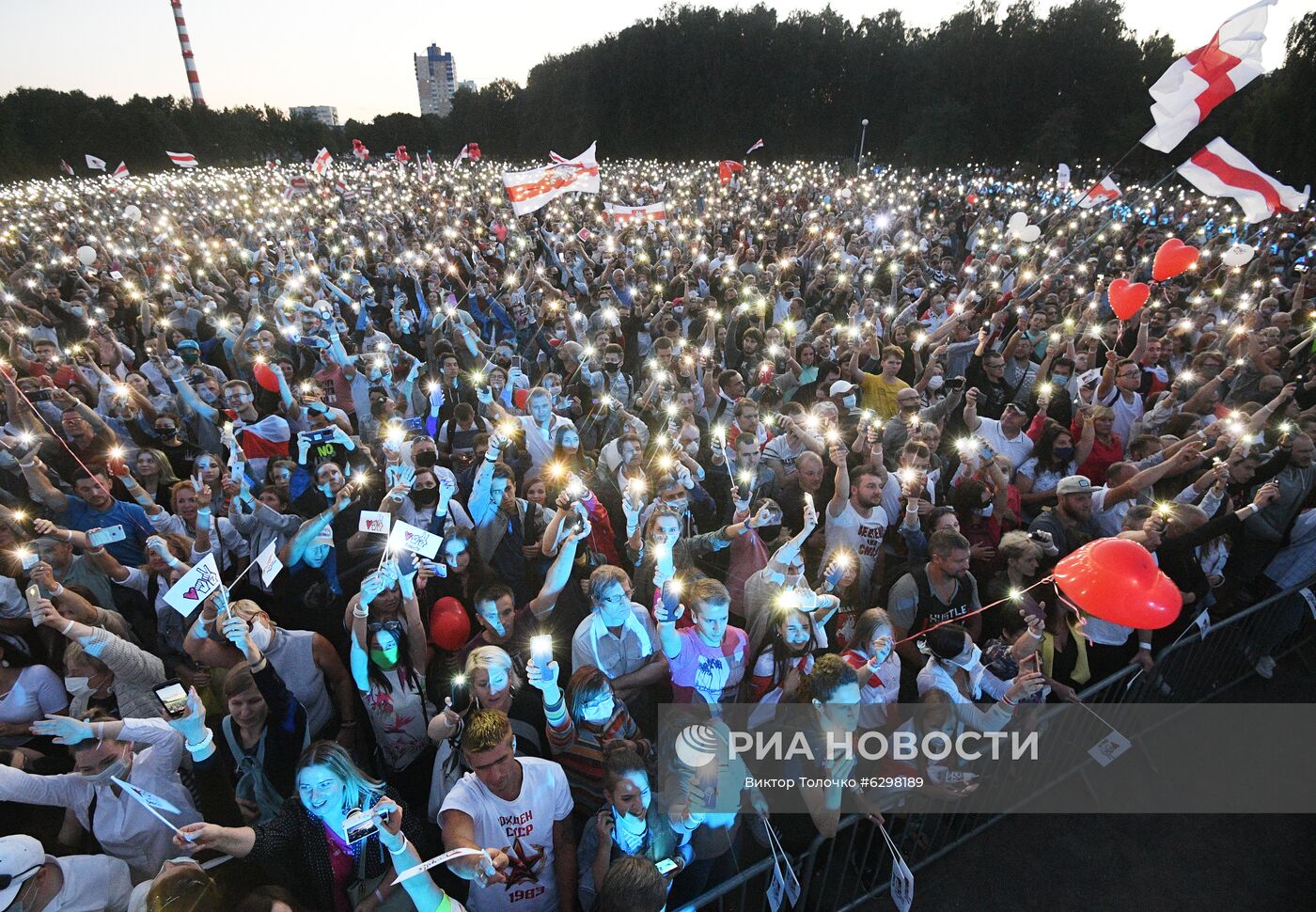 Участники митинга-встречи кандидата в президенты Беларуси Светланы Тихановской с избирателями в парке Дружбы народов в Минске. Президентские выборы пройдут в Белоруссии 9 августа. Кандидатами на высший государственный пост зарегистрированы пять человек, включая действующего президента Александра Лукашенко. Он баллотируется на 6 срок. Место: Белоруссия, Минск. Автор: Виктор Толочко/Sputnik/РИА Новости. Встреча с избирателями кандидата в президенты Белоруссии С. Тихановской