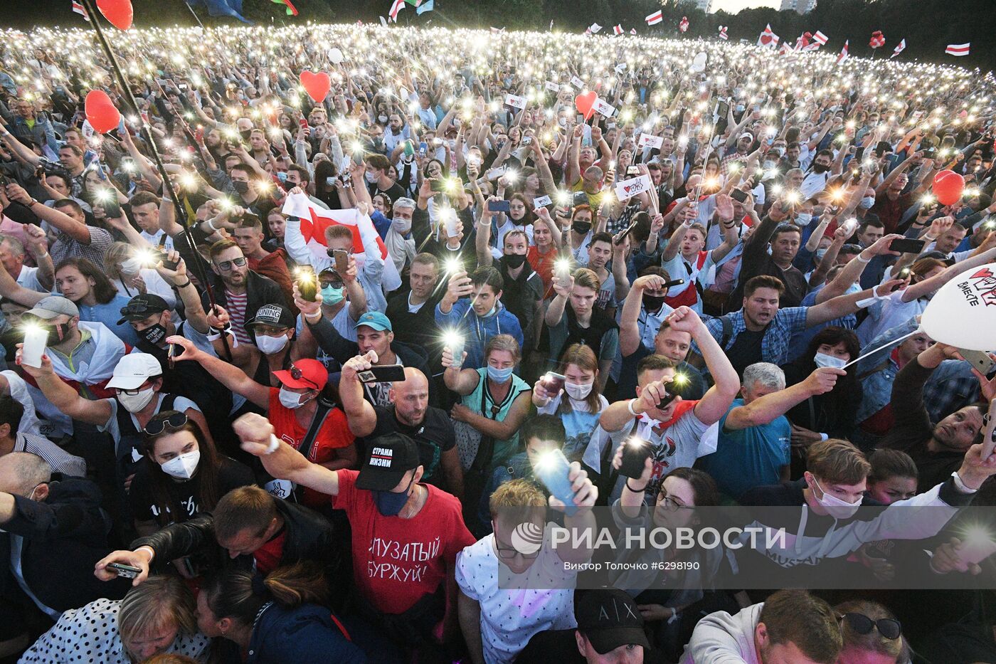 Участники митинга-встречи кандидата в президенты Беларуси Светланы Тихановской с избирателями в парке Дружбы народов в Минске. Президентские выборы пройдут в Белоруссии 9 августа. Кандидатами на высший государственный пост зарегистрированы пять человек, включая действующего президента Александра Лукашенко. Он баллотируется на 6 срок. Место: Белоруссия, Минск. Автор: Виктор Толочко/Sputnik/РИА Новости. Встреча с избирателями кандидата в президенты Белоруссии С. Тихановской