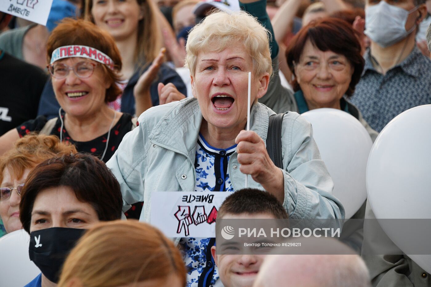 Участники митинга-встречи кандидата в президенты Беларуси Светланы Тихановской с избирателями в парке Дружбы народов в Минске. Президентские выборы пройдут в Белоруссии 9 августа. Кандидатами на высший государственный пост зарегистрированы пять человек, включая действующего президента Александра Лукашенко. Он баллотируется на 6 срок. Место: Белоруссия, Минск. Автор: Виктор Толочко/Sputnik/РИА Новости. Встреча с избирателями кандидата в президенты Белоруссии С. Тихановской