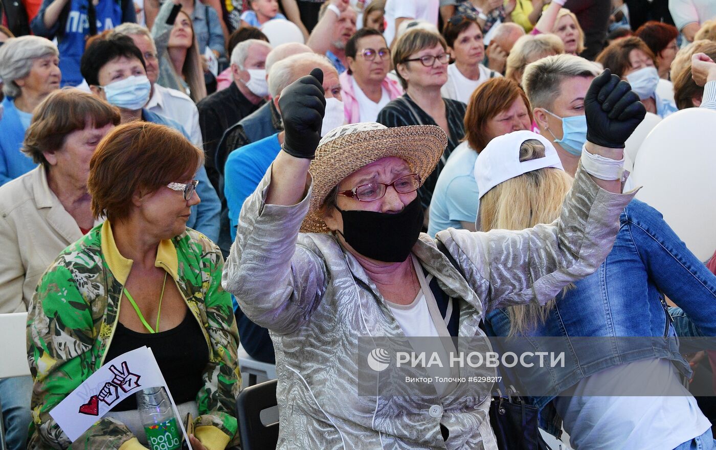 Участники митинга-встречи кандидата в президенты Беларуси Светланы Тихановской с избирателями в парке Дружбы народов в Минске. Президентские выборы пройдут в Белоруссии 9 августа. Кандидатами на высший государственный пост зарегистрированы пять человек, включая действующего президента Александра Лукашенко. Он баллотируется на 6 срок. Место: Белоруссия, Минск. Автор: Виктор Толочко/Sputnik/РИА Новости. Встреча с избирателями кандидата в президенты Белоруссии С. Тихановской