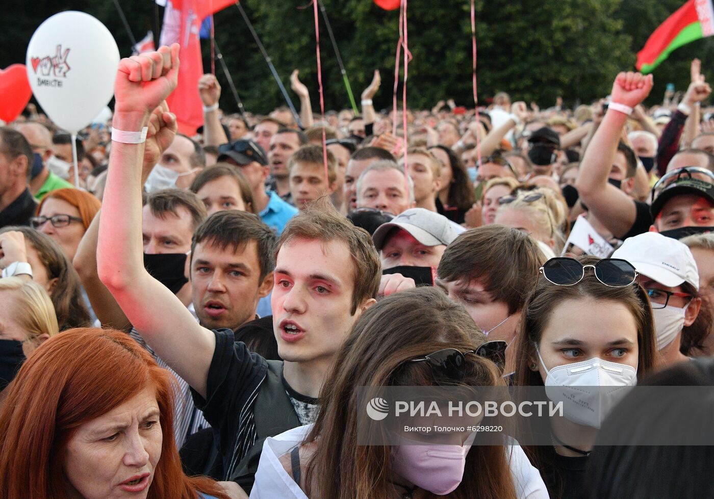 Участники митинга-встречи кандидата в президенты Беларуси Светланы Тихановской с избирателями в парке Дружбы народов в Минске. Президентские выборы пройдут в Белоруссии 9 августа. Кандидатами на высший государственный пост зарегистрированы пять человек, включая действующего президента Александра Лукашенко. Он баллотируется на 6 срок. Место: Белоруссия, Минск. Автор: Виктор Толочко/Sputnik/РИА Новости. Встреча с избирателями кандидата в президенты Белоруссии С. Тихановской