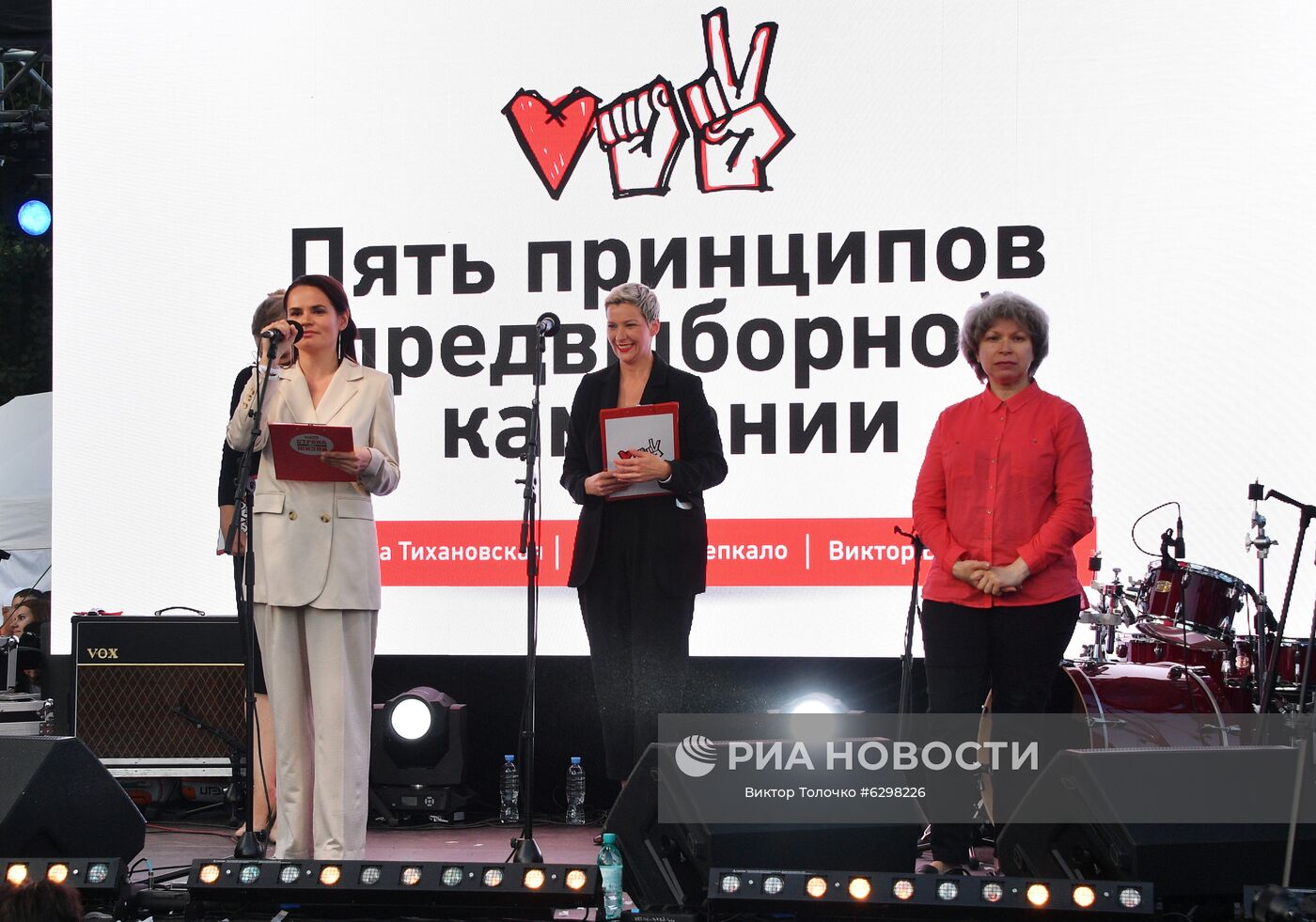 Кандидат в президенты Белоруссии Светлана Тихановская (слева) во время предвыборного митинга в парке Дружбы Народов в Минске. Президентские выборы пройдут в Белоруссии 9 августа. Кандидатами на высший государственный пост зарегистрированы пять человек, включая действующего президента Александра Лукашенко. Он баллотируется на 6 срок. Место: Белоруссия, Минск. Автор: Виктор Толочко/Sputnik/РИА Новости. Встреча с избирателями кандидата в президенты Белоруссии С. Тихановской