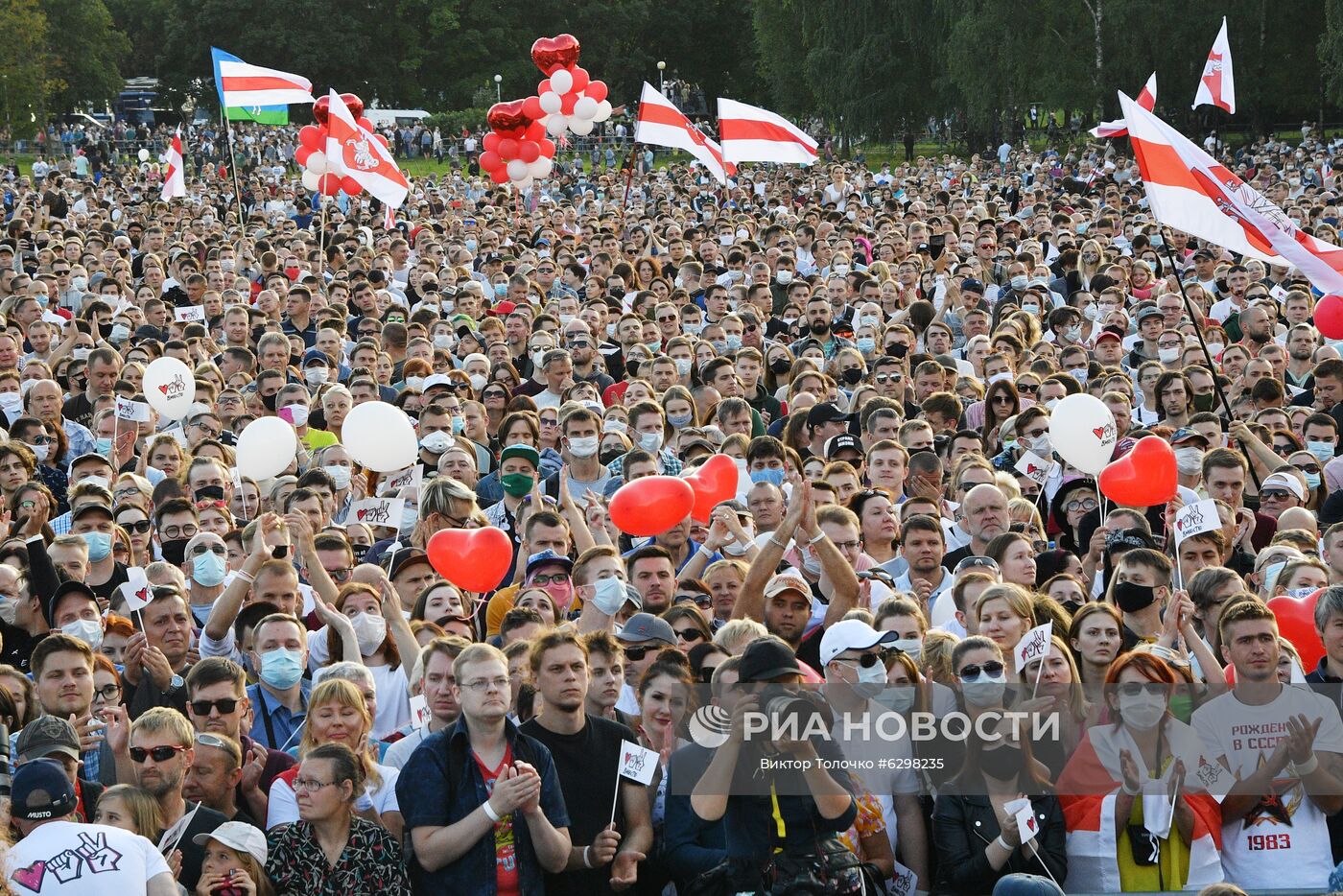 Участники митинга-встречи кандидата в президенты Беларуси Светланы Тихановской с избирателями в парке Дружбы народов в Минске. Президентские выборы пройдут в Белоруссии 9 августа. Кандидатами на высший государственный пост зарегистрированы пять человек, включая действующего президента Александра Лукашенко. Он баллотируется на 6 срок. Место: Белоруссия, Минск. Автор: Виктор Толочко/Sputnik/РИА Новости. Встреча с избирателями кандидата в президенты Белоруссии С. Тихановской