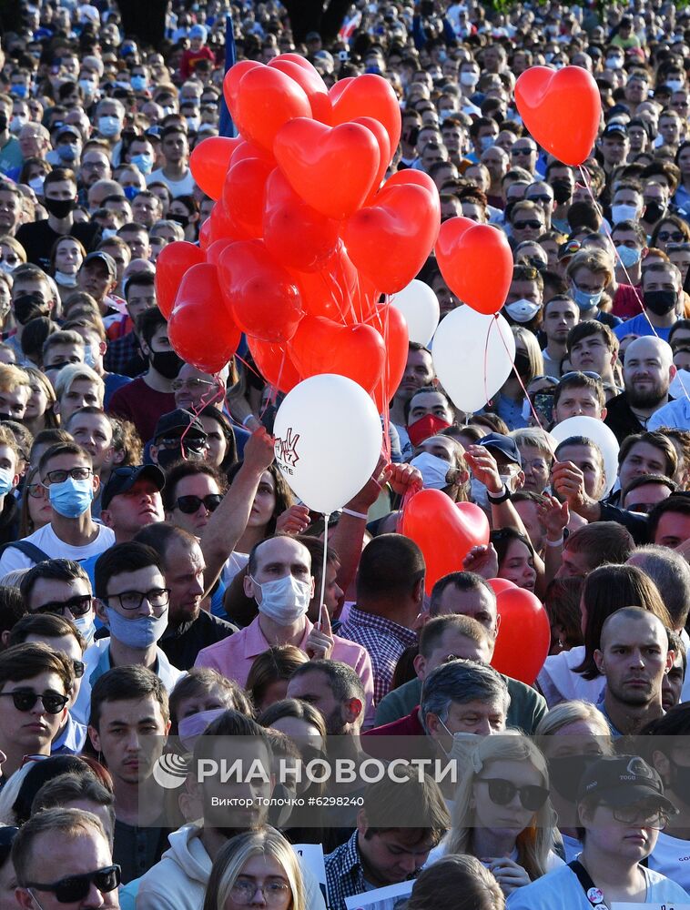 Участники митинга-встречи кандидата в президенты Беларуси Светланы Тихановской с избирателями в парке Дружбы народов в Минске. Президентские выборы пройдут в Белоруссии 9 августа. Кандидатами на высший государственный пост зарегистрированы пять человек, включая действующего президента Александра Лукашенко. Он баллотируется на 6 срок. Место: Белоруссия, Минск. Автор: Виктор Толочко/Sputnik/РИА Новости. Встреча с избирателями кандидата в президенты Белоруссии С. Тихановской