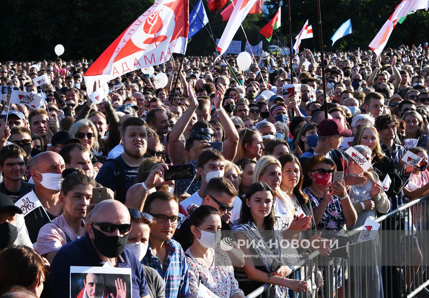Участники митинга-встречи кандидата в президенты Беларуси Светланы Тихановской с избирателями в парке Дружбы народов в Минске. Президентские выборы пройдут в Белоруссии 9 августа. Кандидатами на высший государственный пост зарегистрированы пять человек, включая действующего президента Александра Лукашенко. Он баллотируется на 6 срок. Место: Белоруссия, Минск. Автор: Виктор Толочко/Sputnik/РИА Новости. Встреча с избирателями кандидата в президенты Белоруссии С. Тихановской