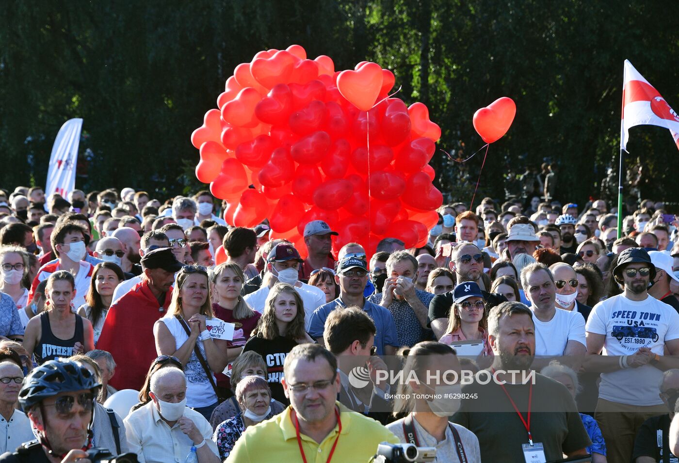 Участники митинга-встречи кандидата в президенты Беларуси Светланы Тихановской с избирателями в парке Дружбы народов в Минске. Президентские выборы пройдут в Белоруссии 9 августа. Кандидатами на высший государственный пост зарегистрированы пять человек, включая действующего президента Александра Лукашенко. Он баллотируется на 6 срок. Место: Белоруссия, Минск. Автор: Виктор Толочко/Sputnik/РИА Новости. Встреча с избирателями кандидата в президенты Белоруссии С. Тихановской