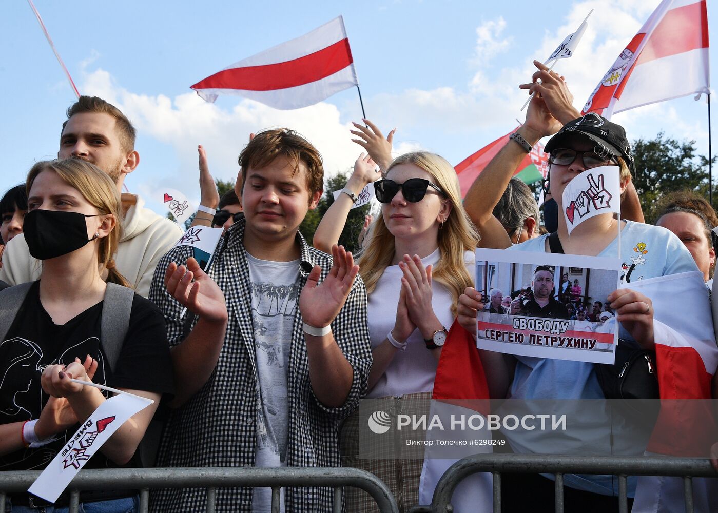 Участники митинга-встречи кандидата в президенты Беларуси Светланы Тихановской с избирателями в парке Дружбы народов в Минске. Президентские выборы пройдут в Белоруссии 9 августа. Кандидатами на высший государственный пост зарегистрированы пять человек, включая действующего президента Александра Лукашенко. Он баллотируется на 6 срок. Место: Белоруссия, Минск. Автор: Виктор Толочко/Sputnik/РИА Новости. Встреча с избирателями кандидата в президенты Белоруссии С. Тихановской