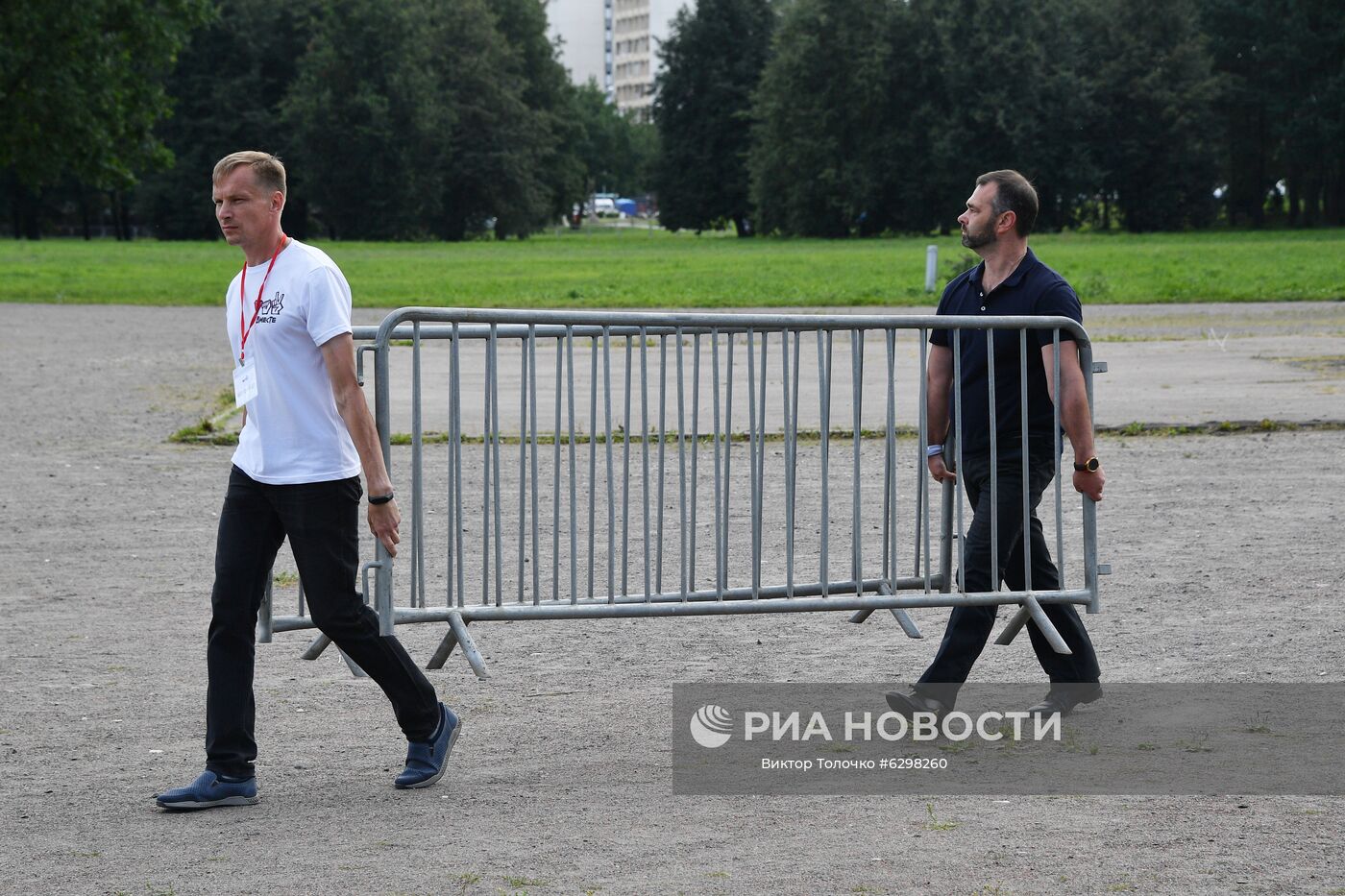 Организация митинга-встречи кандидата в президенты Беларуси Светланы Тихановской с избирателями в парке Дружбы народов в Минске. Президентские выборы пройдут в Белоруссии 9 августа. Кандидатами на высший государственный пост зарегистрированы пять человек, включая действующего президента Александра Лукашенко. Он баллотируется на 6 срок. Место: Белоруссия, Минск. Автор: Виктор Толочко/Sputnik/РИА Новости. Встреча с избирателями кандидата в президенты Белоруссии С. Тихановской