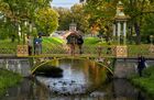 Молодые люди кормят уток с Китайского моста в Александровском парке Государственного музея-заповедника "Царское село" в Пушкине. Место: Россия, Пушкин. Автор: Алексей Даничев/РИА Новости. Царское село. Александровский парк
