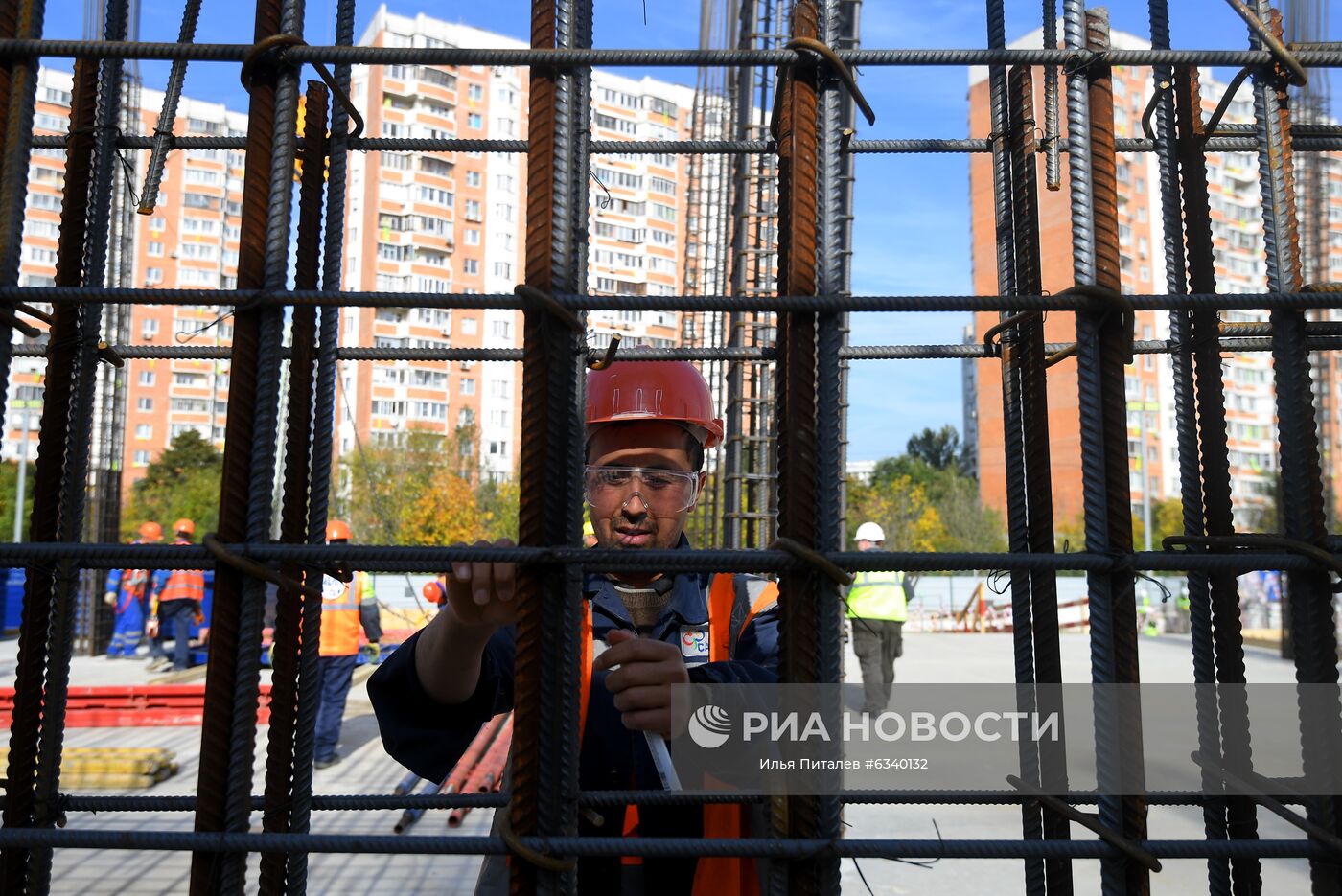 Строительство многофункционального комплекса зданий Национального космического центра (НКЦ) на территории Государственного космического научно-производственного центра (ГКНЦ) имени М. В. Хруничева в Москве. Создание НКЦ позволит создать аэрокосмический кластер и объединить на одной площадке ряд предприятий ракетно-космической промышленности: центральный офис и ситуационный центр Госкорпорации "Роскосмос", штаб-квартиры некоторых организаций отрасли, расположенных в Москве, в том числе подразделения головных отраслевых институтов, ключевые организации отрасли, современный образовательный комплекс, молодежные конструкторские бюро, центр поддержки бизнеса, выставочные центры, центр диверсификации производства. Место: Россия, Москва. Автор: Илья Питалев/РИА Новости. Строительство Национального космического центра