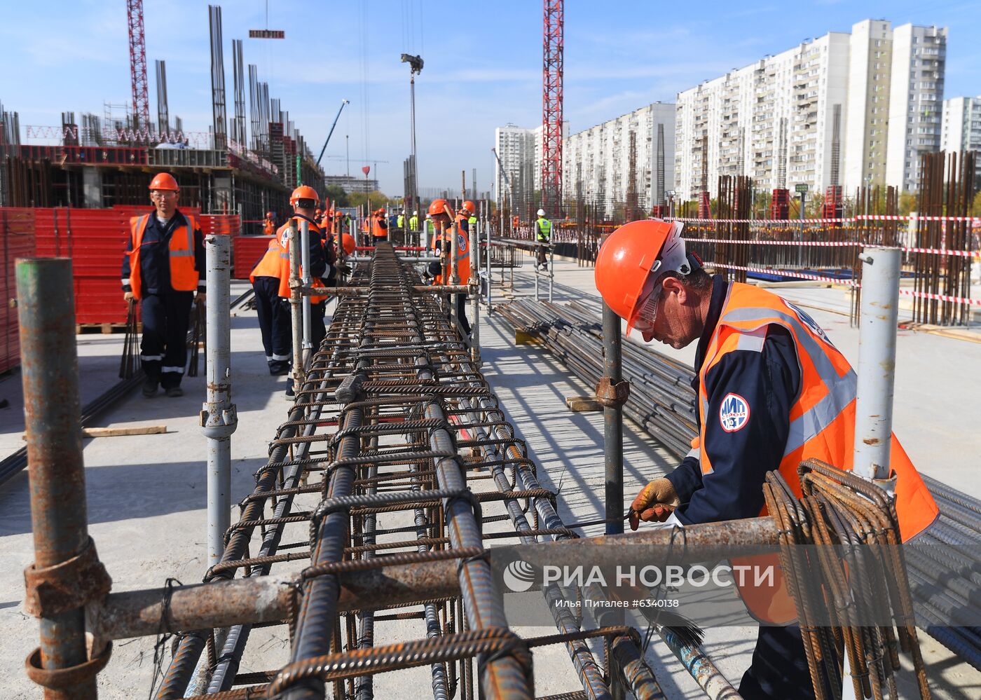 Строительство многофункционального комплекса зданий Национального космического центра (НКЦ) на территории Государственного космического научно-производственного центра (ГКНЦ) имени М. В. Хруничева в Москве. Создание НКЦ позволит создать аэрокосмический кластер и объединить на одной площадке ряд предприятий ракетно-космической промышленности: центральный офис и ситуационный центр Госкорпорации "Роскосмос", штаб-квартиры некоторых организаций отрасли, расположенных в Москве, в том числе подразделения головных отраслевых институтов, ключевые организации отрасли, современный образовательный комплекс, молодежные конструкторские бюро, центр поддержки бизнеса, выставочные центры, центр диверсификации производства. Место: Россия, Москва. Автор: Илья Питалев/РИА Новости. Строительство Национального космического центра