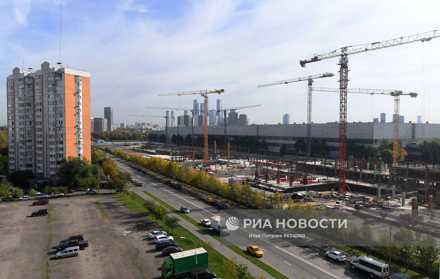 Строительство многофункционального комплекса зданий Национального космического центра (НКЦ) на территории Государственного космического научно-производственного центра (ГКНЦ) имени М. В. Хруничева в Москве. Создание НКЦ позволит создать аэрокосмический кластер и объединить на одной площадке ряд предприятий ракетно-космической промышленности: центральный офис и ситуационный центр Госкорпорации "Роскосмос", штаб-квартиры некоторых организаций отрасли, расположенных в Москве, в том числе подразделения головных отраслевых институтов, ключевые организации отрасли, современный образовательный комплекс, молодежные конструкторские бюро, центр поддержки бизнеса, выставочные центры, центр диверсификации производства. Место: Россия, Москва. Автор: Илья Питалев/РИА Новости. Строительство Национального космического центра