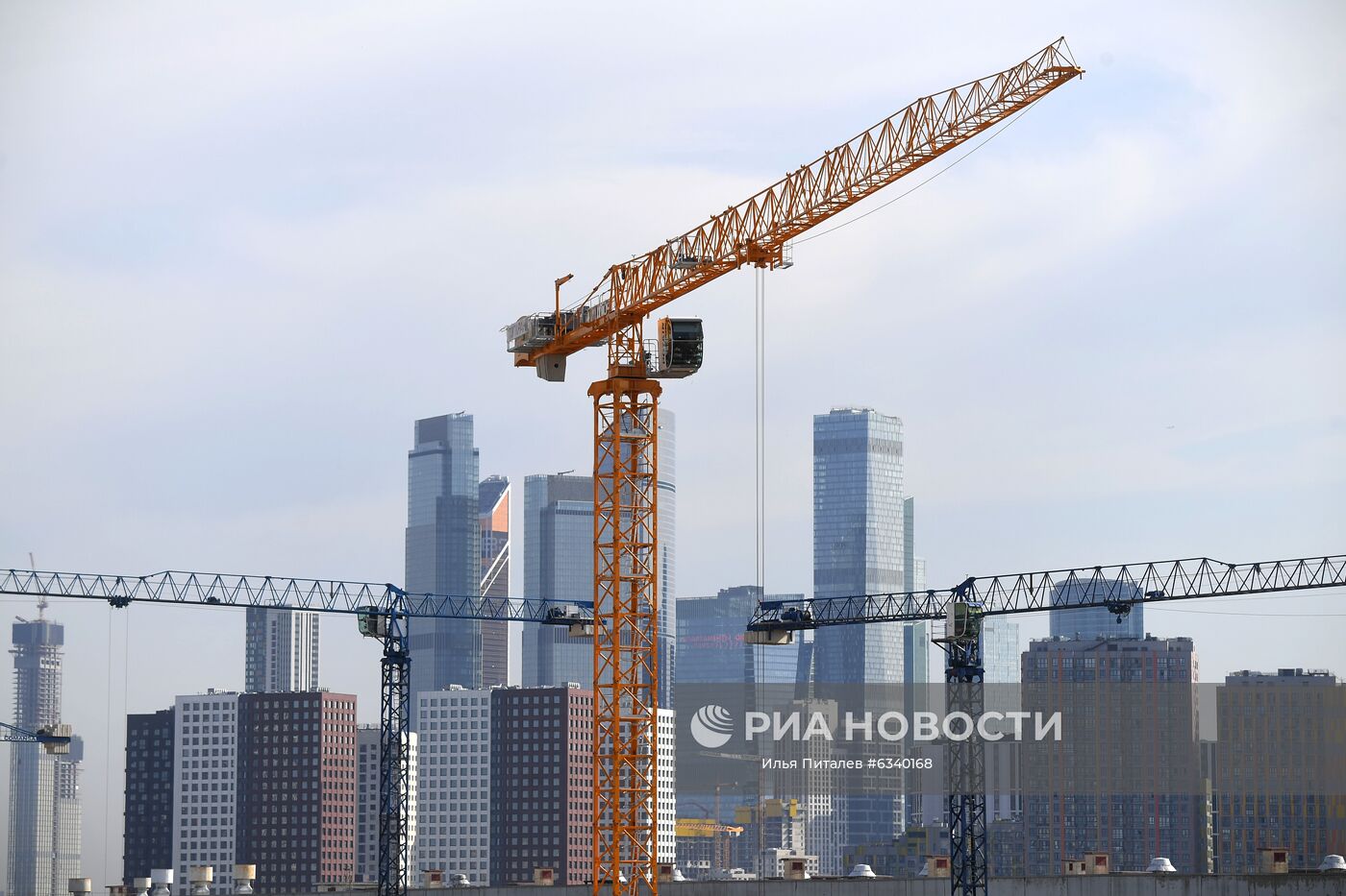 Строительные краны на строительстве многофункционального комплекса зданий Национального космического центра (НКЦ) на территории Государственного космического научно-производственного центра (ГКНЦ) имени М. В. Хруничева в Москве. Создание НКЦ позволит создать аэрокосмический кластер и объединить на одной площадке ряд предприятий ракетно-космической промышленности: центральный офис и ситуационный центр Госкорпорации "Роскосмос", штаб-квартиры некоторых организаций отрасли, расположенных в Москве, в том числе подразделения головных отраслевых институтов, ключевые организации отрасли, современный образовательный комплекс, молодежные конструкторские бюро, центр поддержки бизнеса, выставочные центры, центр диверсификации производства. Место: Россия, Москва. Автор: Илья Питалев/РИА Новости. Строительство Национального космического центра