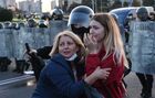 Сотрудники милиции и участники акции протеста в Минске. Рекадрированный. Место: Белоруссия, Минск. Автор: Виктор Толочко. Фото недели